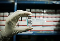 Vacina da AstraZeneca protege 93,6% contra morte de idoso por Covid, diz Fiocruz