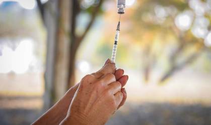 RJ reduz intervalo entre doses da Pfizer para pessoas acima de 50 anos