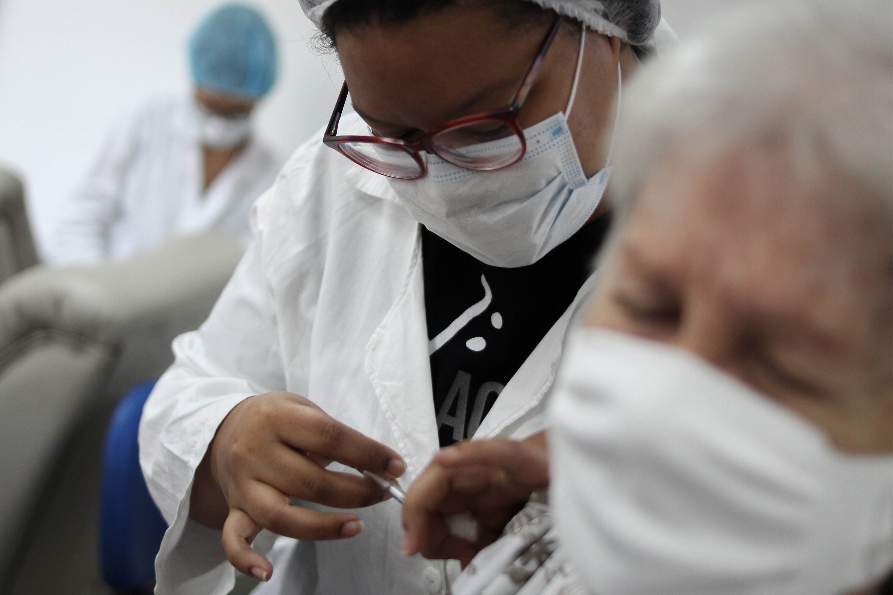 Agente de Saúde aplica dose de reforço contra a Covid-19 em idoso, usando o imunizante da Pfizer, no Centro Municipal de Saúde João Barros Barreto, em Copacabana, zona sul do Rio de Janeiro, nesta sexta-feira, 17 de setembro de 2021