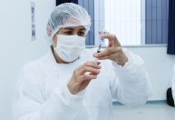 Vacinação ajuda a diminuir os sintomas da “Covid-19 longa”, reforça infectologista