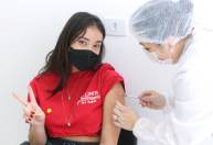 Anúncio de suspensão de vacina para adolescentes gera medo, diz infectologista