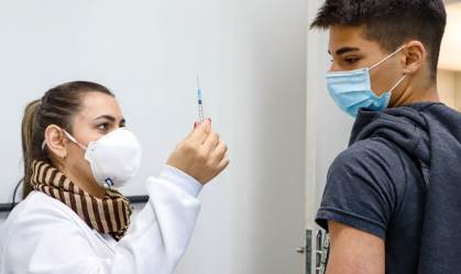 Rio busca população sem dose de reforço para frear novo avanço da Covid-19
