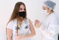 Adolescentes de 12 a 17 anos recebem dose de reforço a partir desta segunda (30)