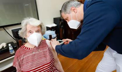 Proteção de vacinas contra Covid-19 diminui com o tempo, especialmente em idosos, diz CDC