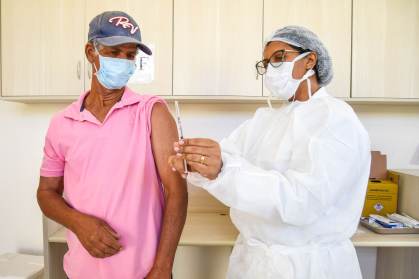 Vacinação de idoso contra a Covid-19 em Jundiaí