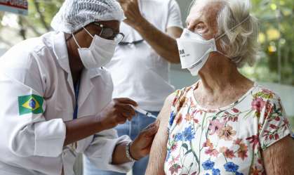 Vacinas contra Covid-19 evitaram ao menos 54 mil mortes de idosos, diz Fiocruz