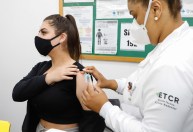 Taxa de transmissão da Covid-19 no Brasil é a menor desde abril de 2020