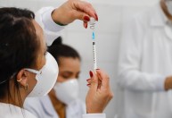 Indicadores favoráveis sobre Covid-19 se devem à cobertura vacinal, diz médico