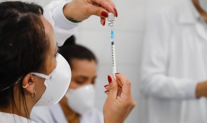 Proteção de vacinas contra a variante Delta cai depois de três meses, diz estudo