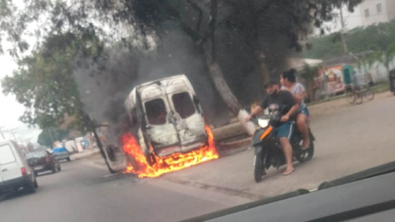 Vans foram incendiadas em diversos pontos do Rio de Janeiro / Reprodução