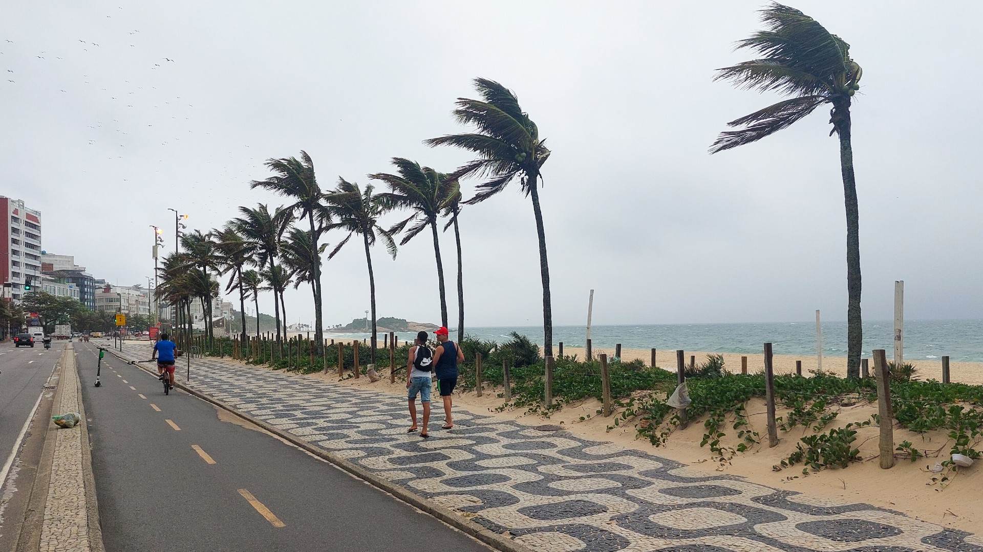 Praia de Ipanema ficou vazia durante a chegada de uma frente fria com ventos fortes no Rio de Janeiro