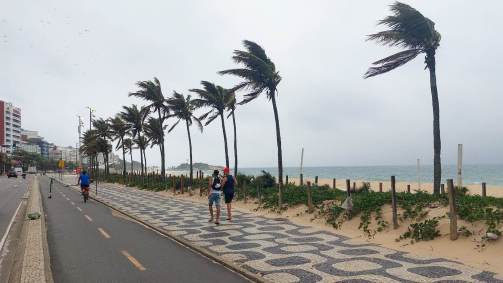 Praia de Ipanema ficou vazia durante a chegada de uma frente fria com ventos fortes no Rio de Janeiro