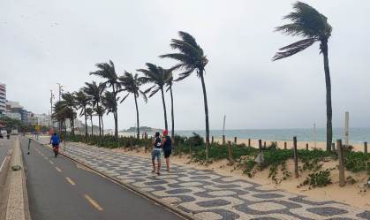 Praia de Ipanema ficou vazia durante a chegada de uma frente fria com ventos fortes no Rio de Janeiro