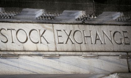 Bolsas dos EUA caem com incerteza tributária ofuscando alívio sobre inflação