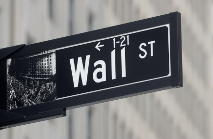 Placa próxima à Bolsa de Valores de Nova York sinaliza Wall Street