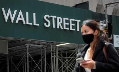 Placa sinaliza Wall Street, em Nova York