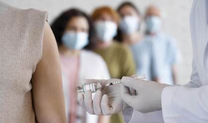 Aplicar 3ª dose sem vacinação em escala global cria ‘círculo vicioso’, diz virologista