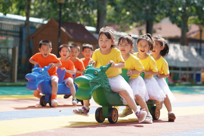 Crianças chinesas participam de jogo de corrida em um jardim de infância na província de Hebei, no norte da China / Foto: Liu Jidong / Xinhua