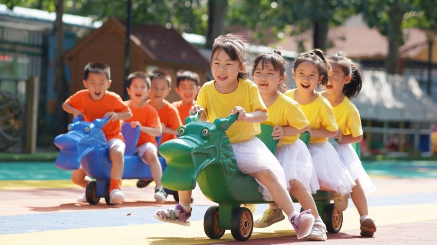 Crianças chinesas participam de jogo de corrida em um jardim de infância na província de Hebei, no norte da China / Foto: Liu Jidong / Xinhua