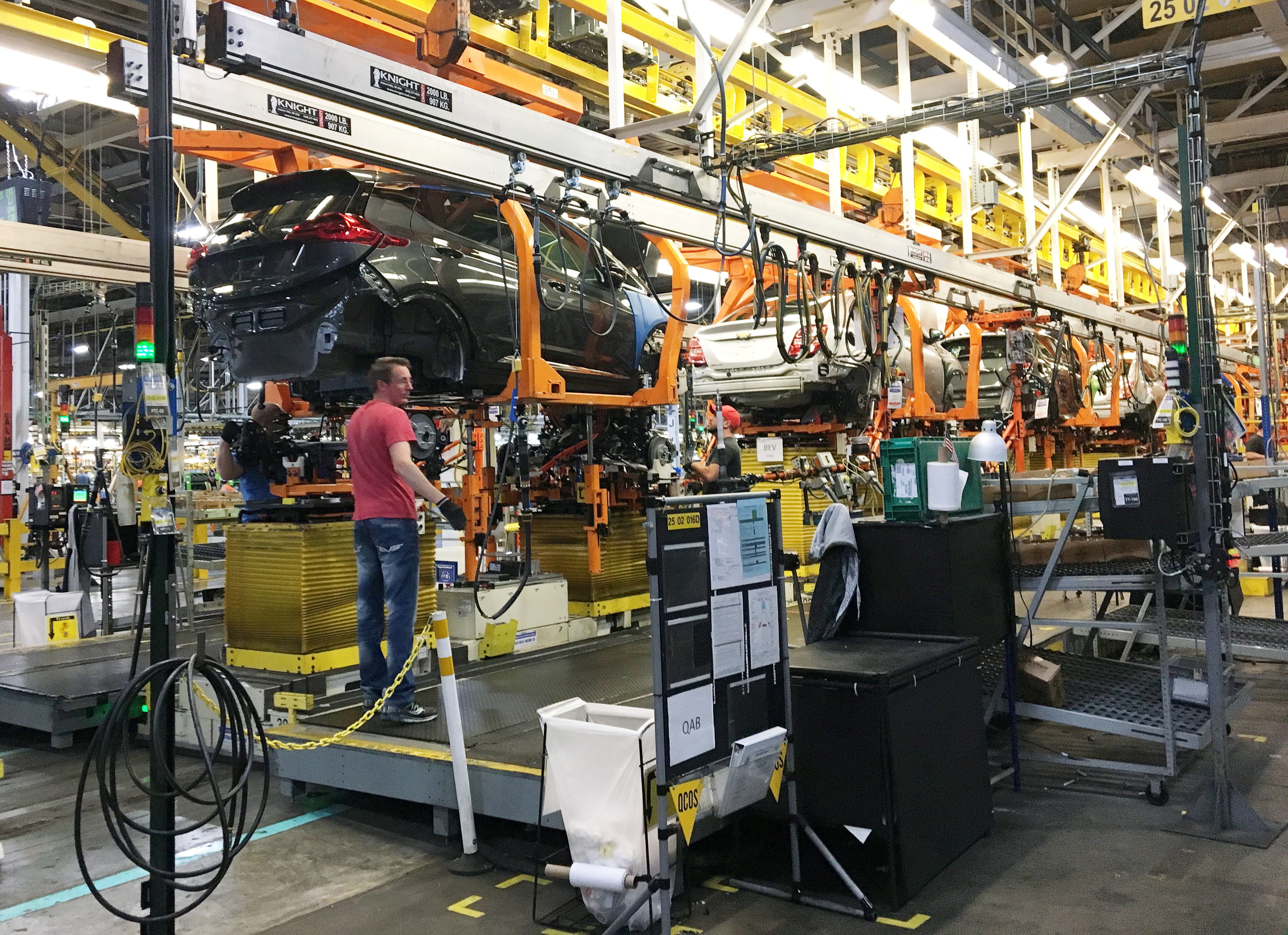 Linha de montagem do Chevy Bolt EV em uma fábrica da General Motors