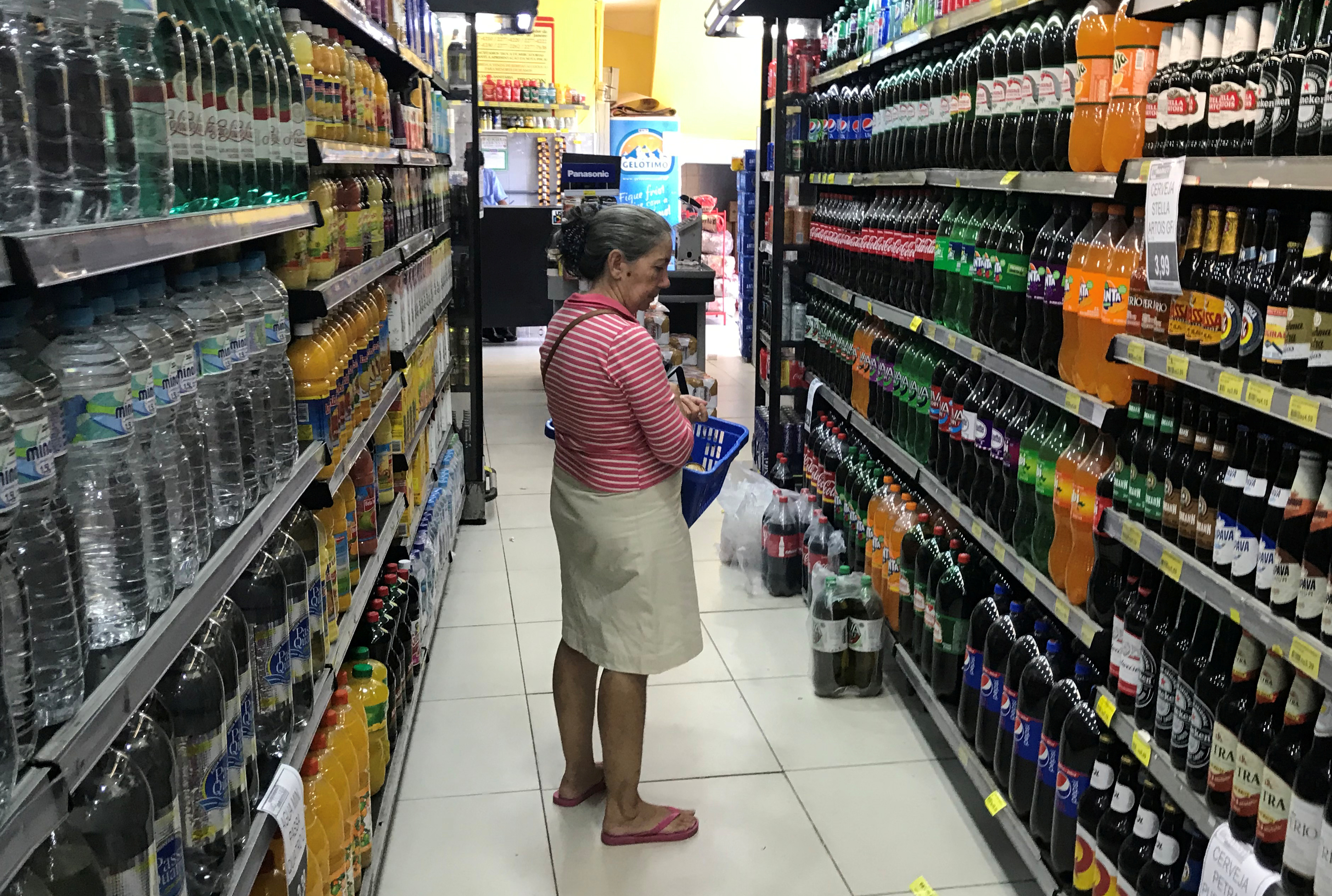 Pessoa procura bebida em supermercado no Rio de Janeiro