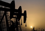 Petróleo fecha em alta, com recuo do dólar e mercado de energia no radar