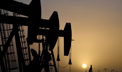 Preços do petróleo sobem cerca de 1% nesta quinta com nova previsão de demanda