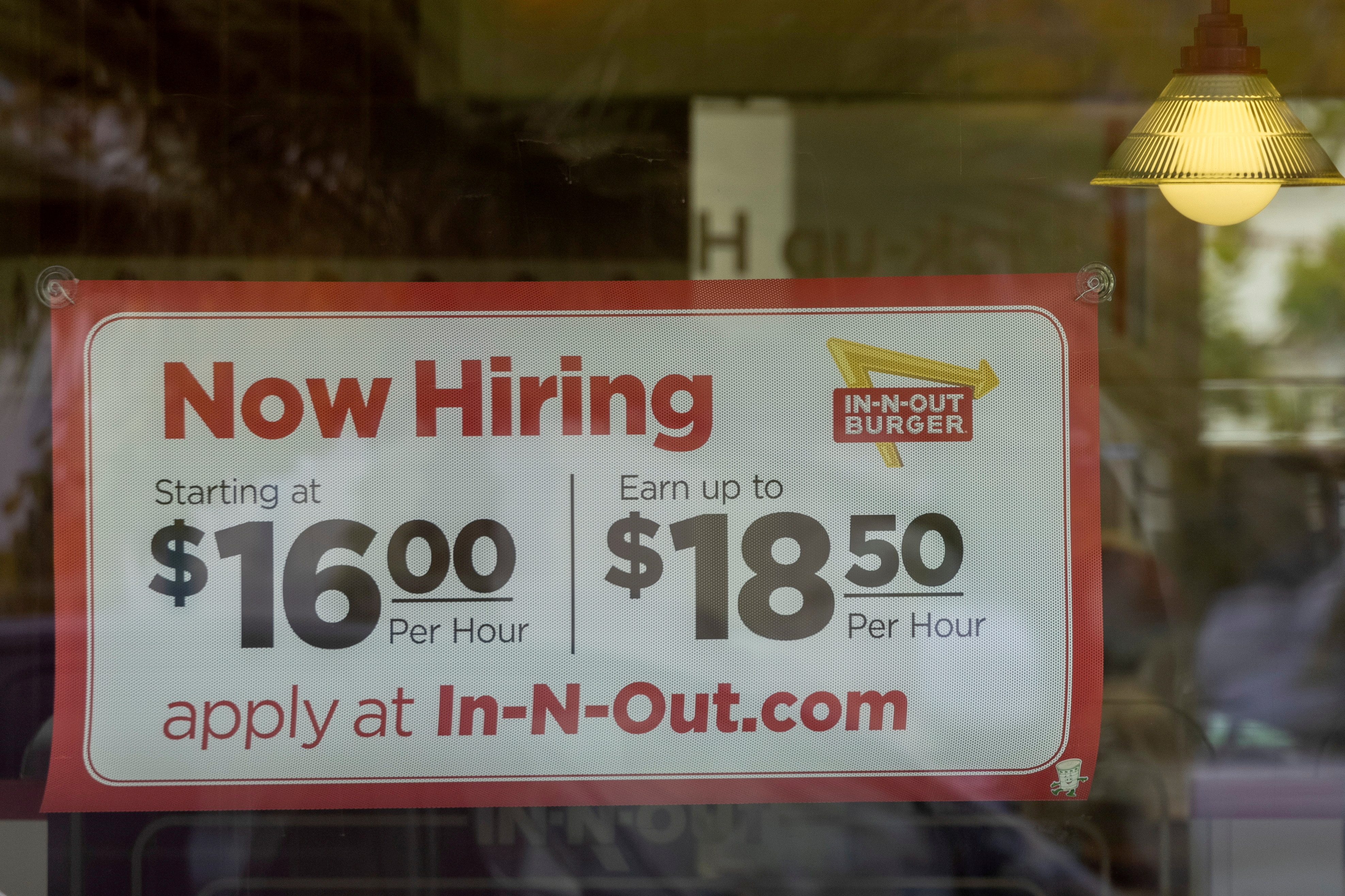 Aviso de contratação do In-N-Out Burger em Encinitas, Califórnia, EUA