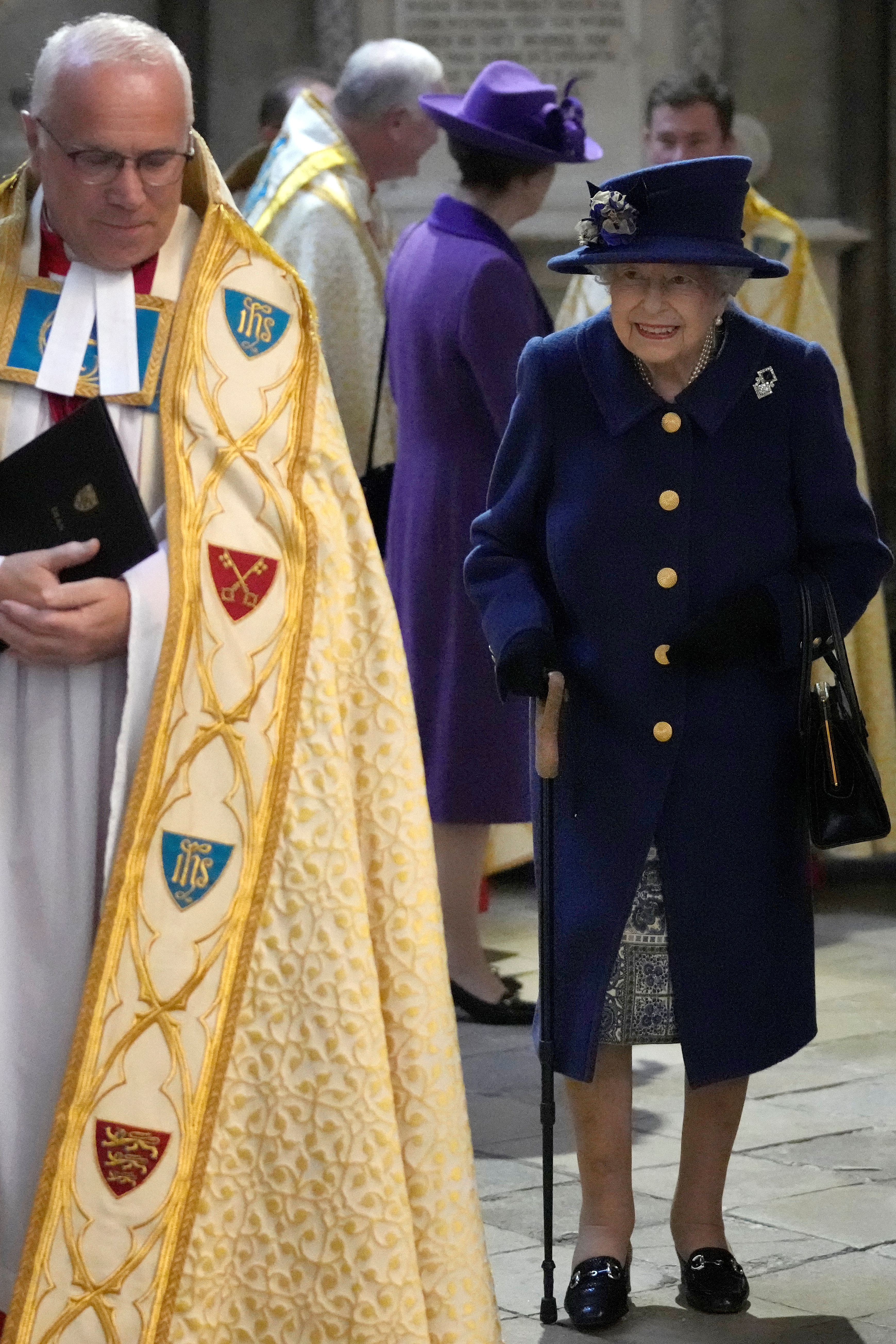 A rainha Elizabeth II foi vista em público usando uma bengala pela primeira vez em anos / Frank Augstein/Pool via REUTERS