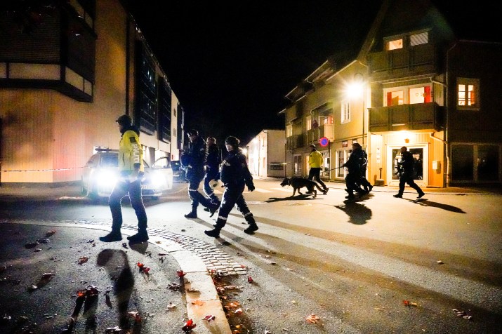 Policiais investigam área após ataque de homem com arco e flecha / Reuters