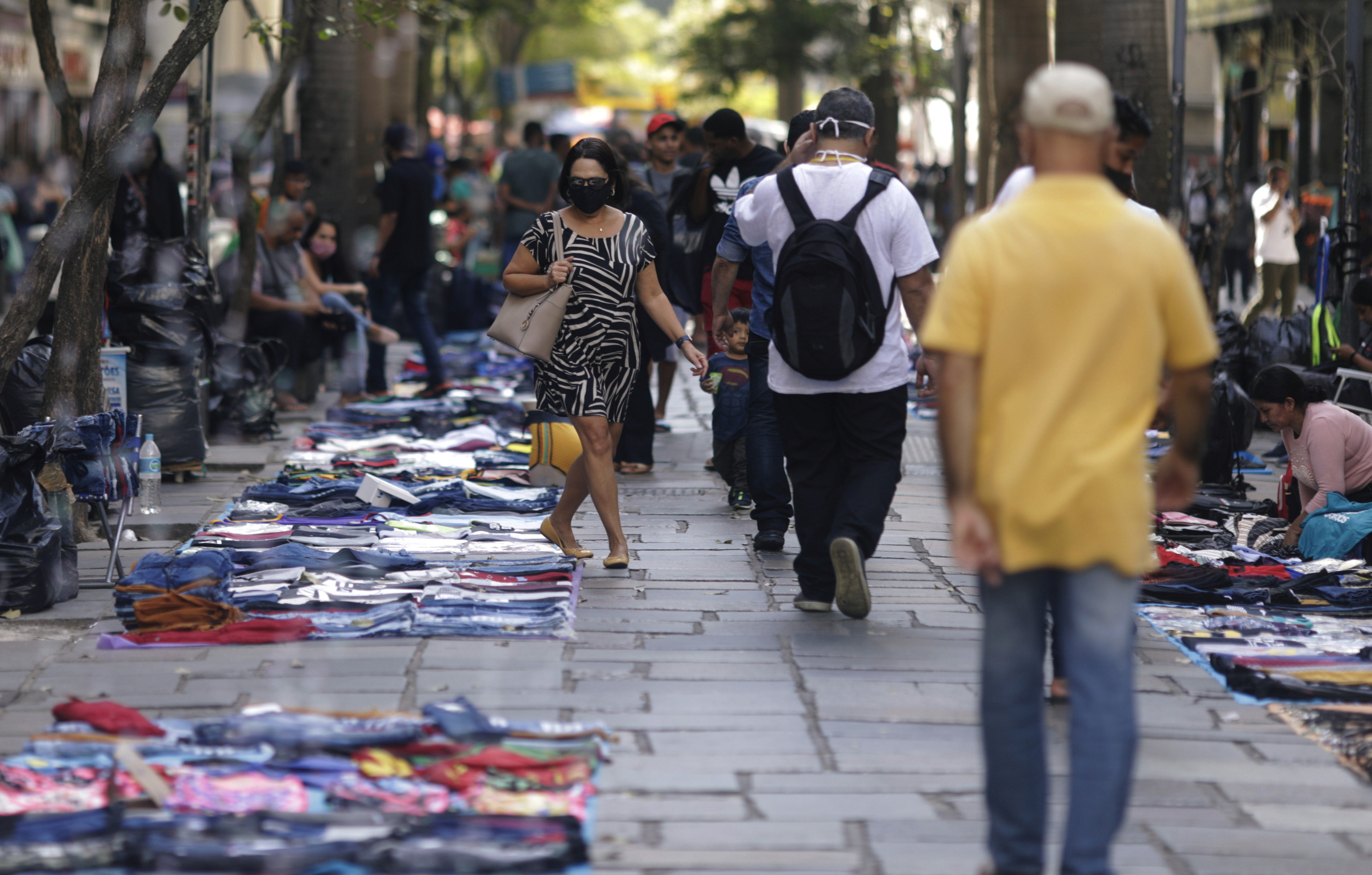 Pedestres caminham entre vendedores ambulantes no centro do Rio de Janeiro