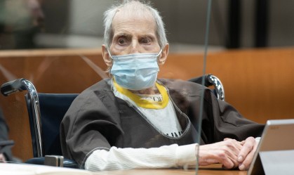 Robert Durst, herdeiro milionário condenado por assassinato, está com Covid-19