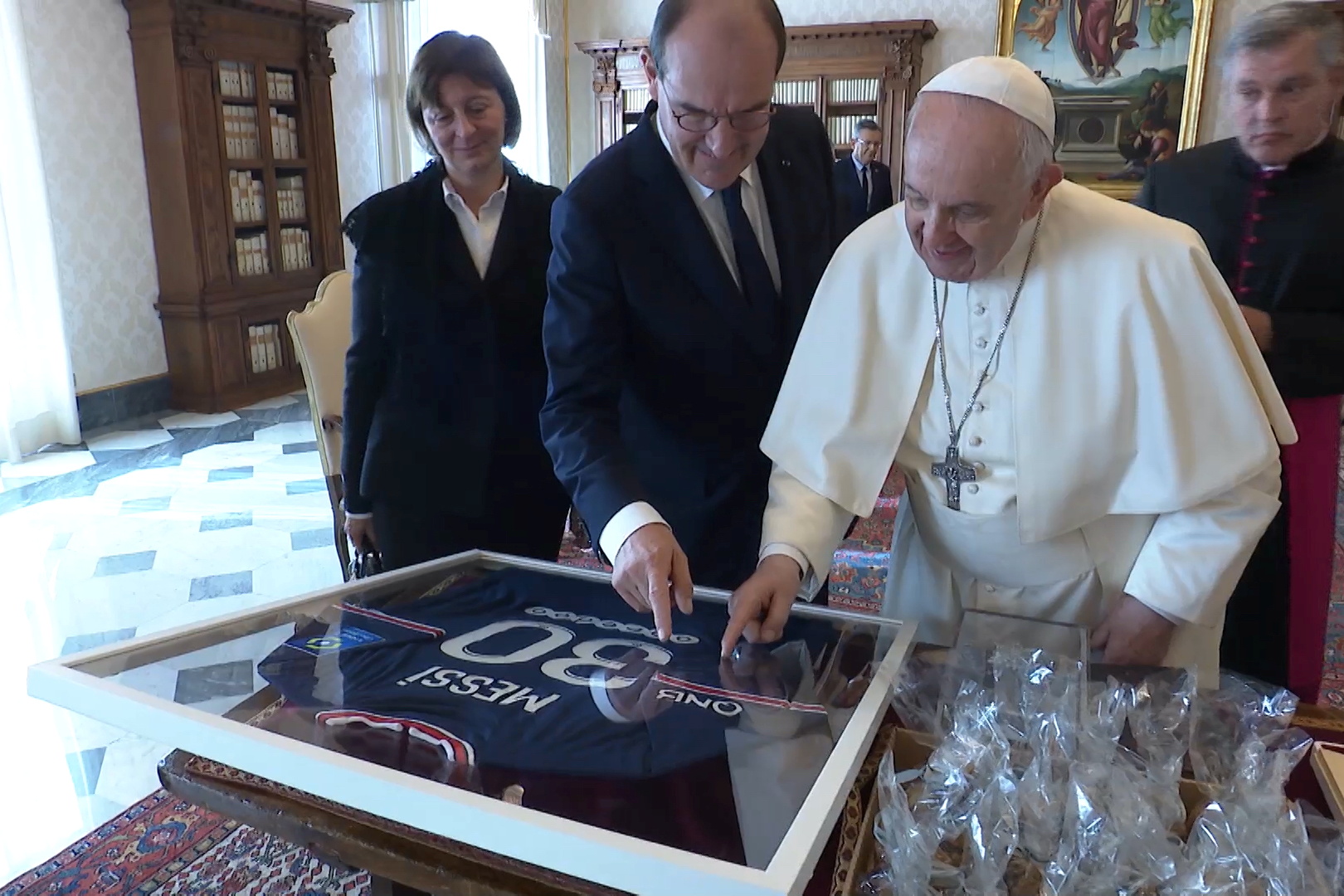 Premiê francês, Jean Castex, entrega camiseta autografada por Lionel Messi ao papa Francisco, no Vaticano