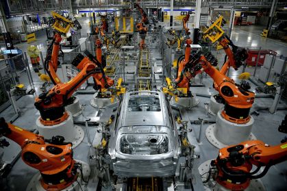 Robôs autônomos montam um SUV modelo X na fábrica da BMW em Greer, Carolina do Sul, EUA, 4 de novembro de 2019. REUTERS/Charles Mostoller