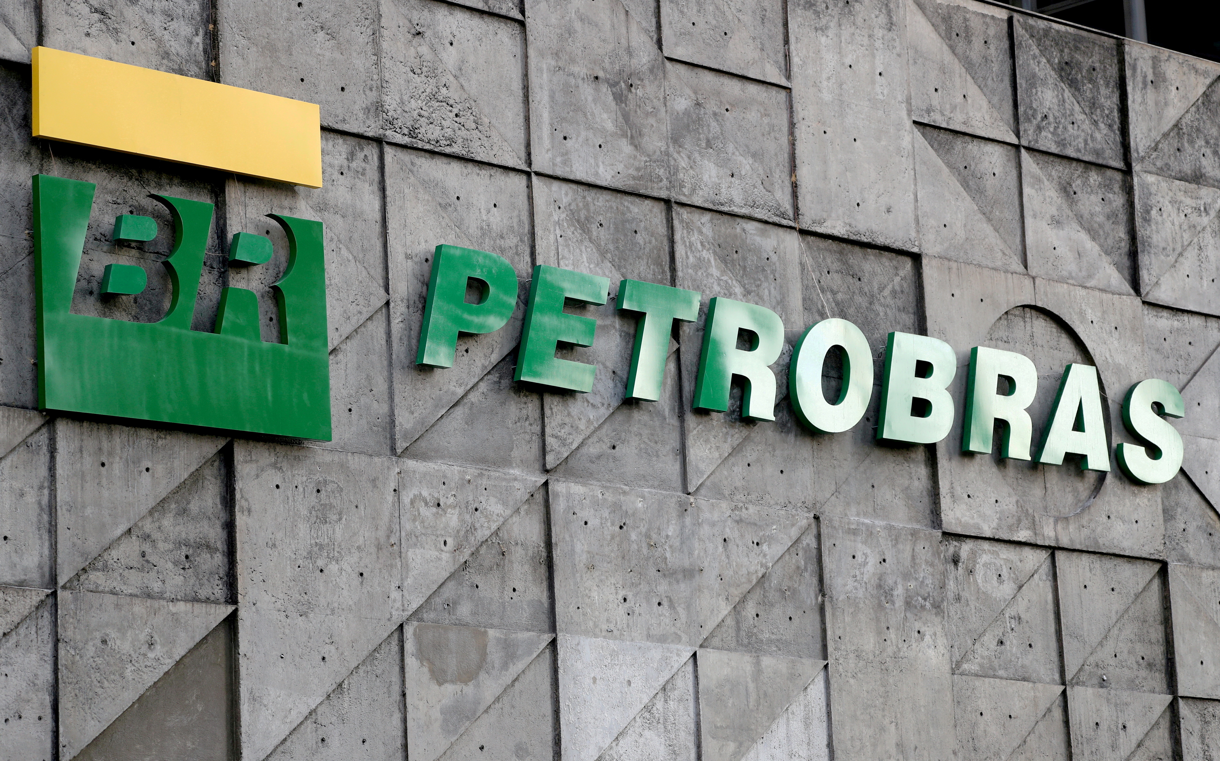 Logo da Petrobras em sede no Rio de Janeiro