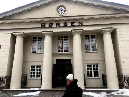 Mulher passa pelo prédio da Bolsa de Valores de Oslo em Oslo, Noruega