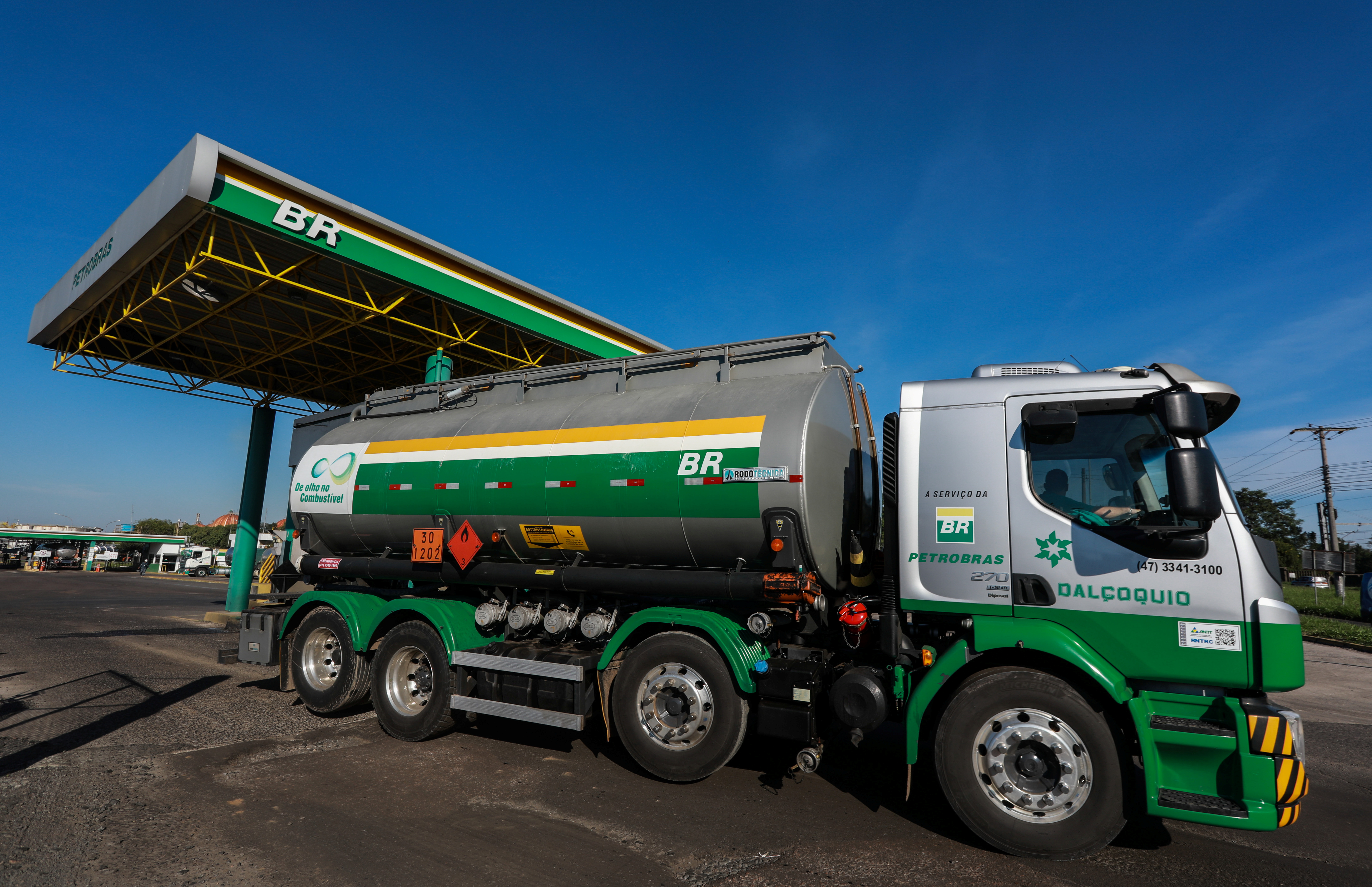 Caminhão-tanque deixa refinaria em Canoas