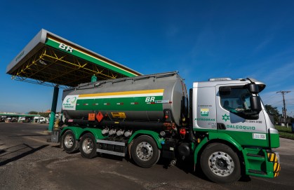 Caminhão-tanque deixa refinaria em Canoas
