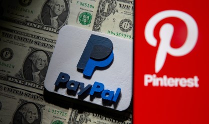 Logotipo do Pinterest é visto em um smartphone colocado sobre notas de dólares americanos e um logotipo do PayPal impresso em 3D nesta ilustração