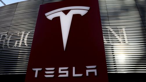 Logotipo da fabricante de veículos elétricos Tesla é visto perto de um complexo comercial em Pequim, China.