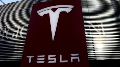 Logotipo da fabricante de veículos elétricos Tesla é visto perto de um complexo comercial em Pequim, China.