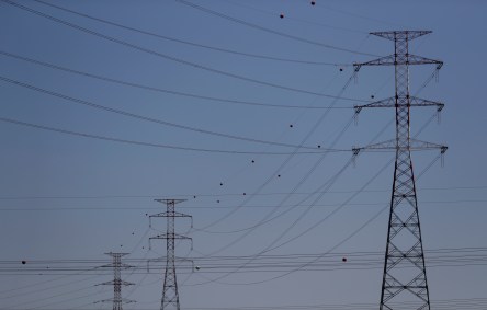 Cabos de energia elétrica são vistos perto de uma usina Energias de Portugal (EDP) nos arredores do Carregado, Portugal.