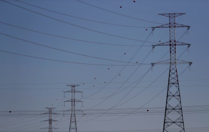 Cabos de energia elétrica são vistos perto de uma usina Energias de Portugal (EDP) nos arredores do Carregado, Portugal.