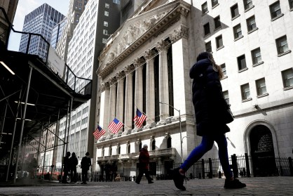 Pessoas são vistas em Wall Street, fora da Bolsa de Valores de Nova York (NYSE) na cidade de Nova York, EUA,