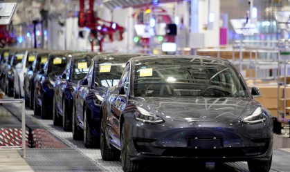 Uber faz parceria com Hertz para 50 mil carros Tesla nos EUA