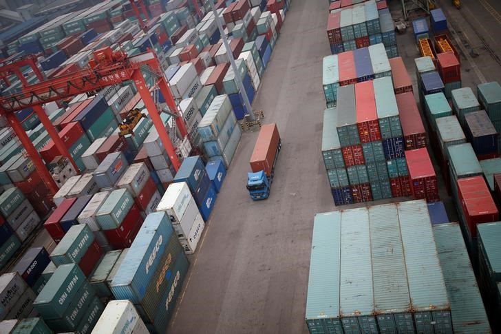 Caminhão passa entre contêineres em um terminal no porto de Incheon, na Coreia do Sul