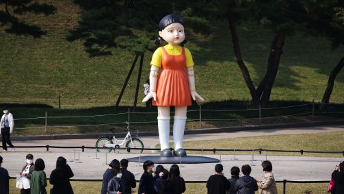 Boneca gigante da série da Netflix "Round 6" em parque de Seul