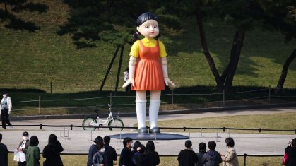 Boneca gigante da série da Netflix "Round 6" em parque de Seul