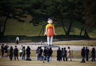 Boneca gigante de “Round 6” atrai fãs em parque de Seul