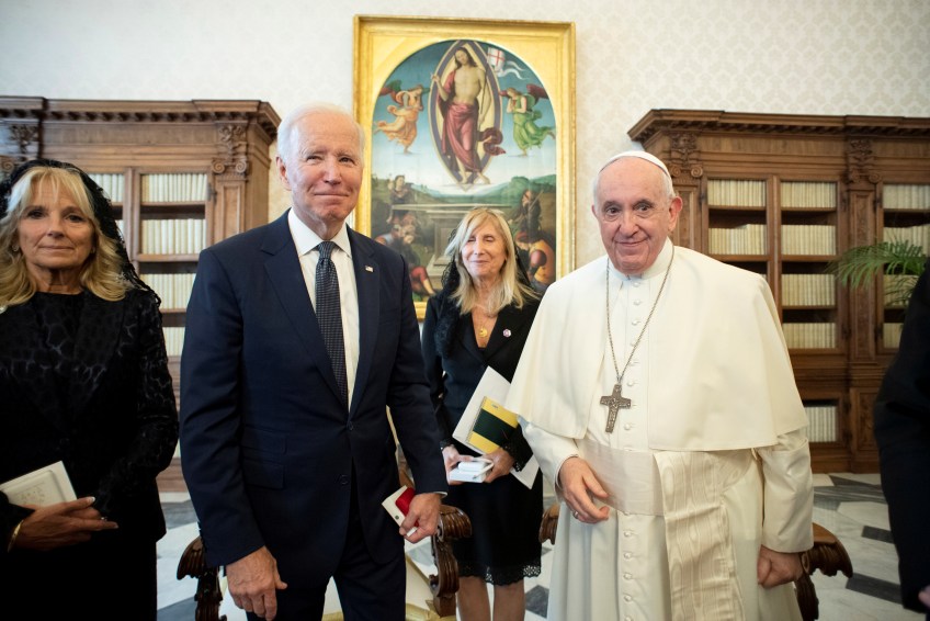 Presidente dos Estados Unidos, Joe Biden, e primeira-dama dos EUA, Jill Biden, durante encontro com o papa Francisco no Vaticano nesta sexta-feira (29) / Foto: Reuters
